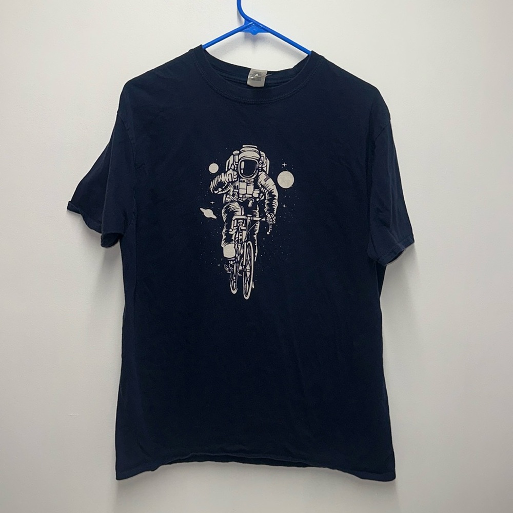 Astronaut graphic t shirt